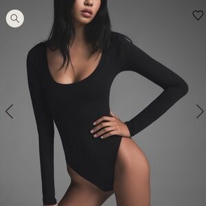 Skims Fits Everybody Long Sleeve Scoop Bodysuit - Size: M / Color: Onyx